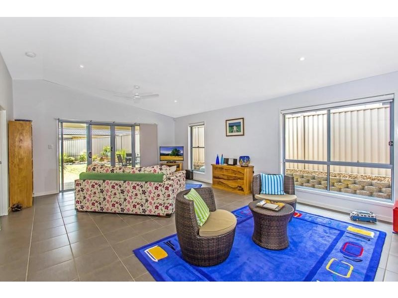 2/50 Newcastle Drive, Pottsville NSW 2489