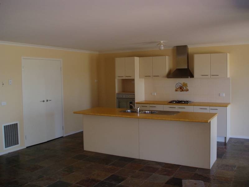 8 Delaney Drive, Miners Rest VIC 3352