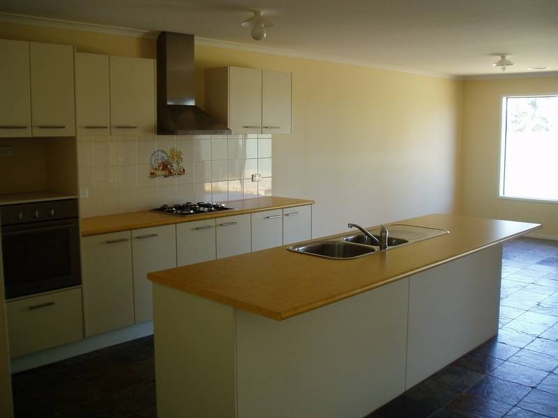 8 Delaney Drive, Miners Rest VIC 3352
