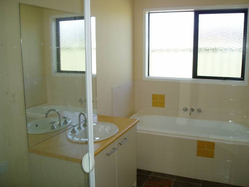 8 Delaney Drive, Miners Rest VIC 3352