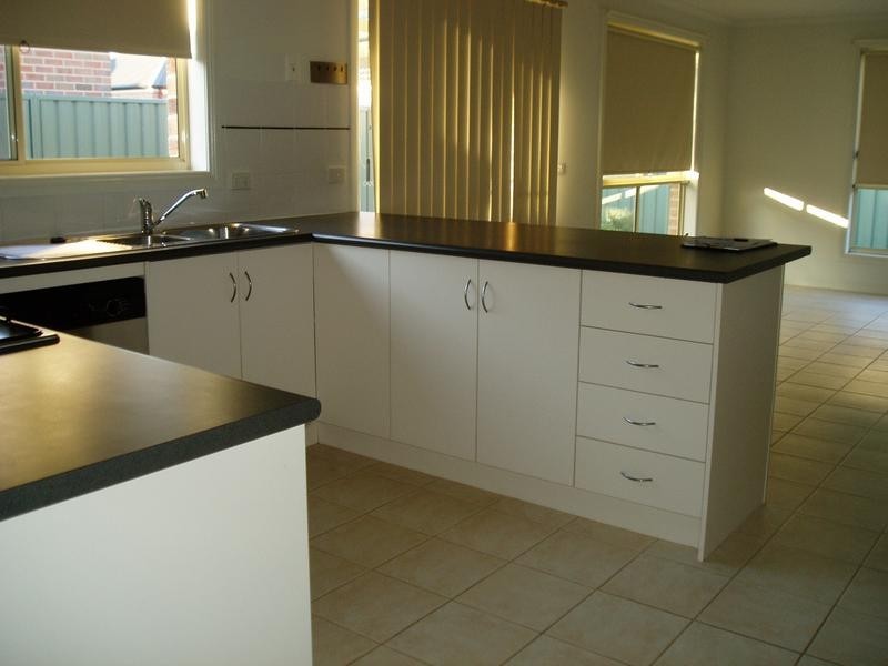 30 Somerset Avenue, Lake Gardens VIC 3355