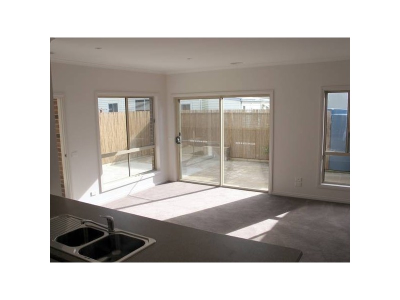 8 Bartley Avenue, Canadian VIC 3350