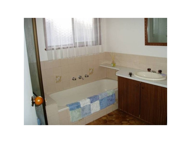 1/2 Cedric Street, Wendouree VIC 3355