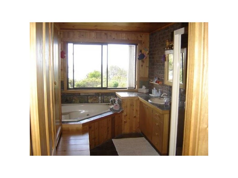 16 Seatons Cove Road, Binalong Bay TAS 7216