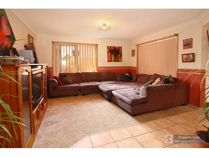 10 Ibrox Crt, Regents Park QLD 4118