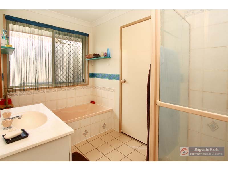 10 Ibrox Crt, Regents Park QLD 4118