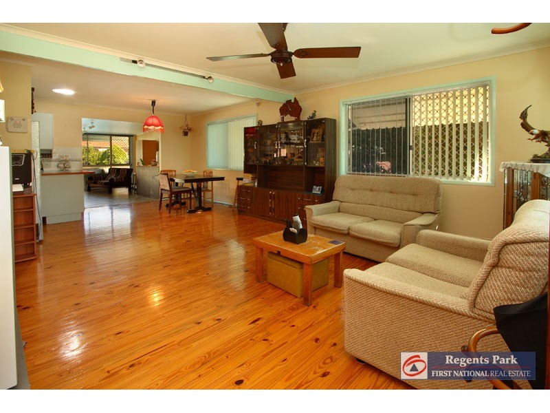 78 Conifer St, Hillcrest QLD 4118
