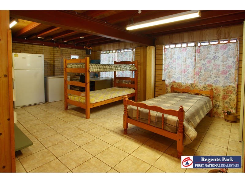 78 Conifer St, Hillcrest QLD 4118