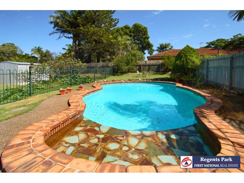 78 Conifer St, Hillcrest QLD 4118