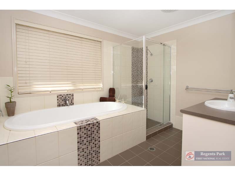 5 Cornell Close, Regents Park QLD 4118