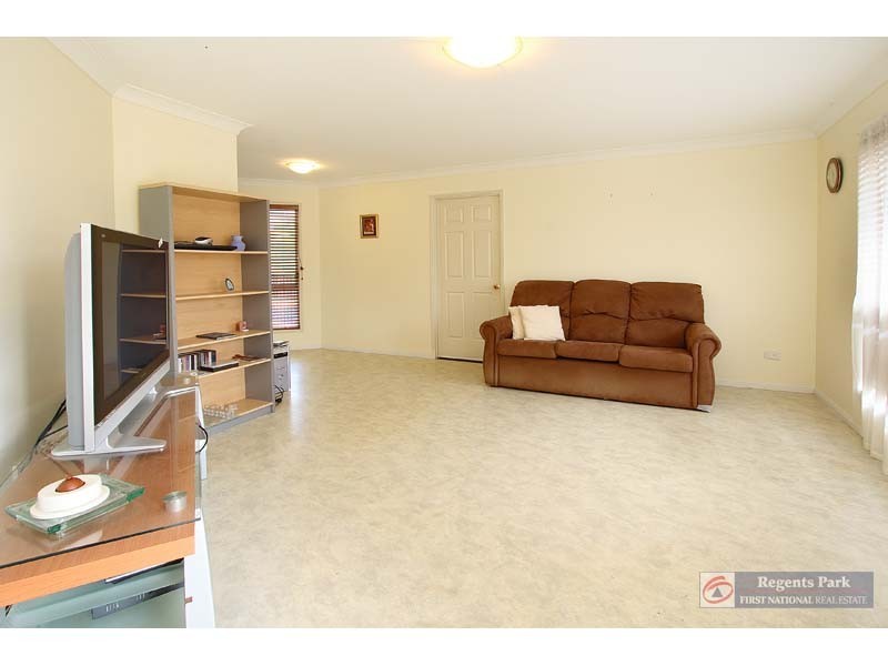 33 BENJAMINA CCT, Regents Park QLD 4118