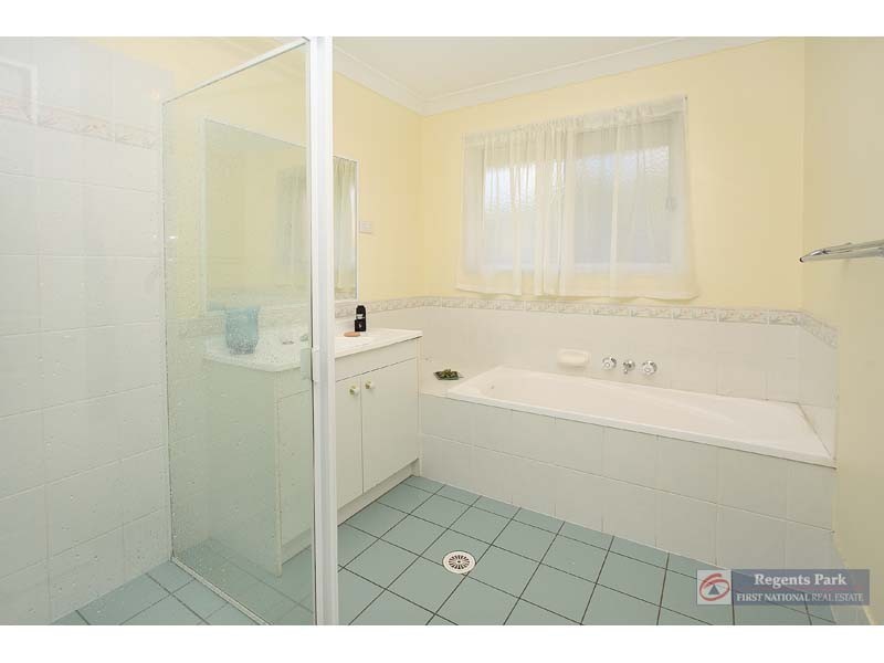33 BENJAMINA CCT, Regents Park QLD 4118