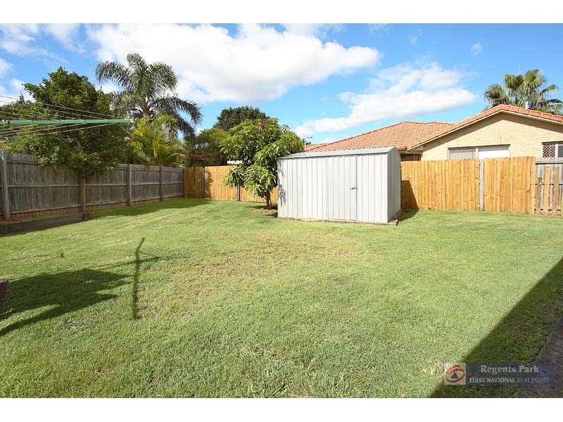 33 BENJAMINA CCT, Regents Park QLD 4118