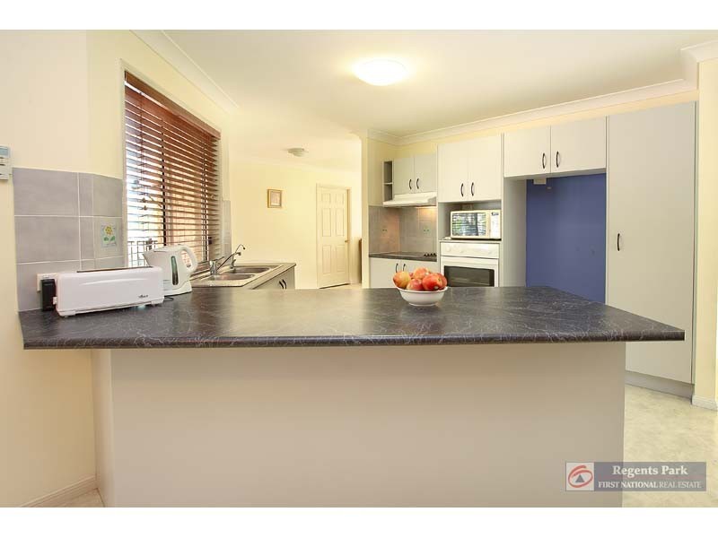 33 BENJAMINA CCT, Regents Park QLD 4118