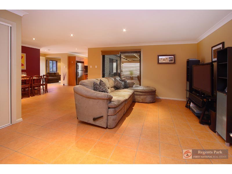 6 Cornell Cl, Regents Park QLD 4118