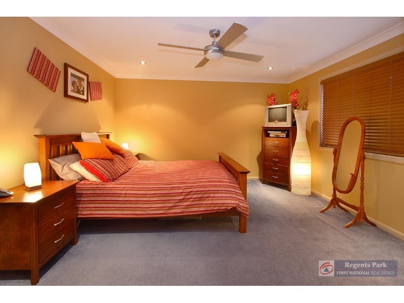 6 Cornell Cl, Regents Park QLD 4118