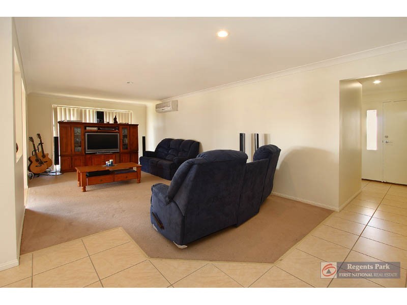 25 Charlton Pl, Regents Park QLD 4118