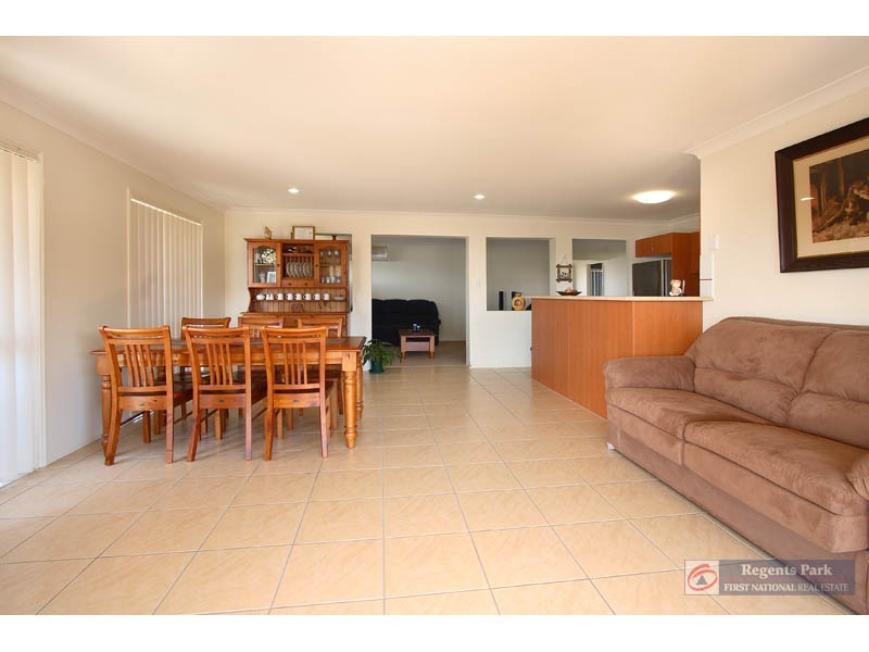 25 Charlton Pl, Regents Park QLD 4118