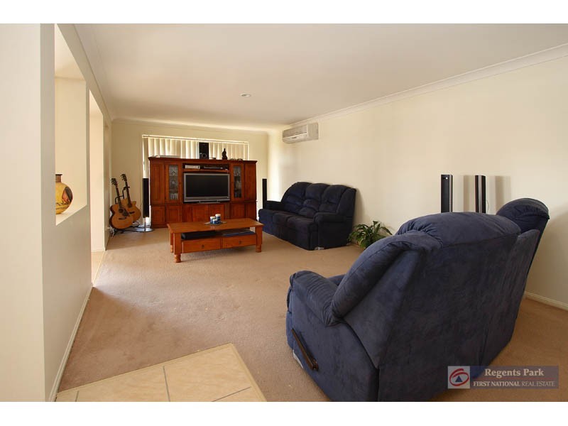 25 Charlton Pl, Regents Park QLD 4118