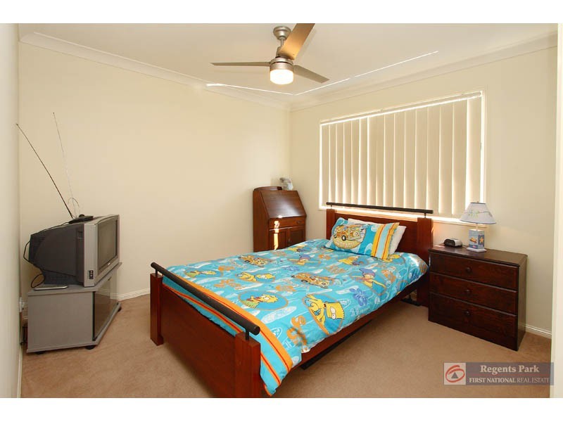 25 Charlton Pl, Regents Park QLD 4118