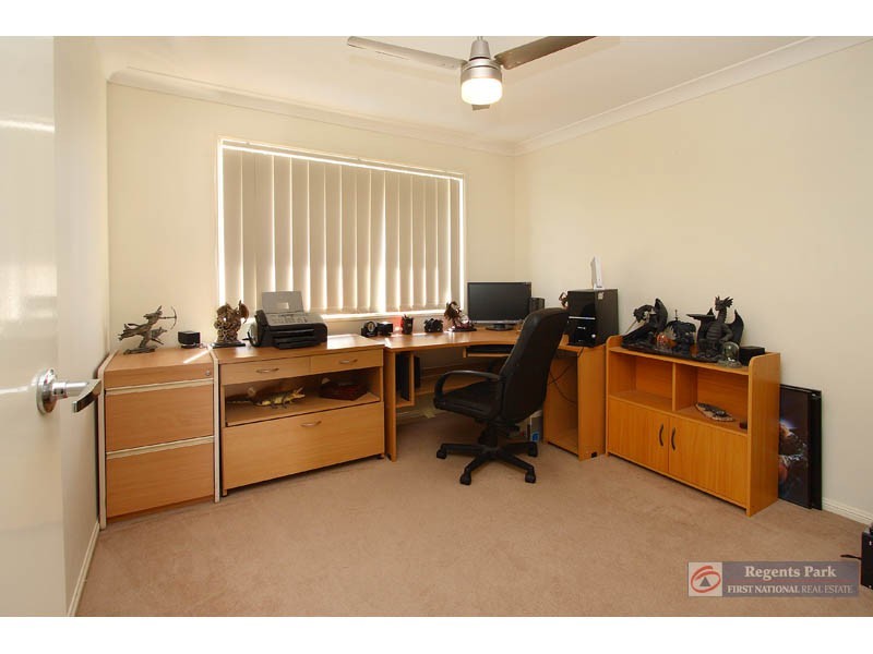 25 Charlton Pl, Regents Park QLD 4118