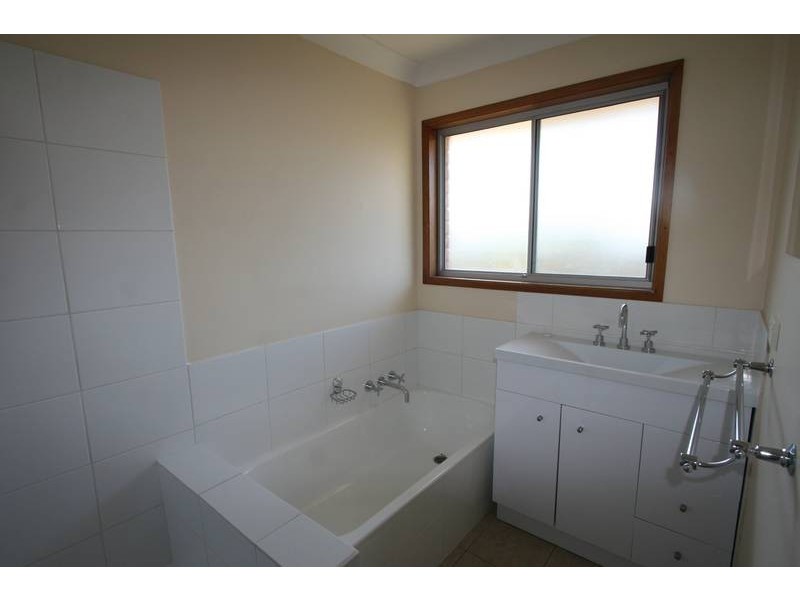 4 Volant St, Regents Park QLD 4118