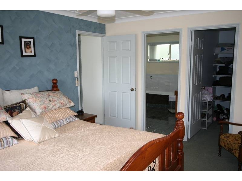 27 Sweetgum Street, Hillcrest QLD 4118