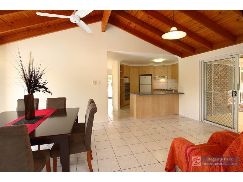 104 Parkroyal Cr, Regents Park QLD 4118