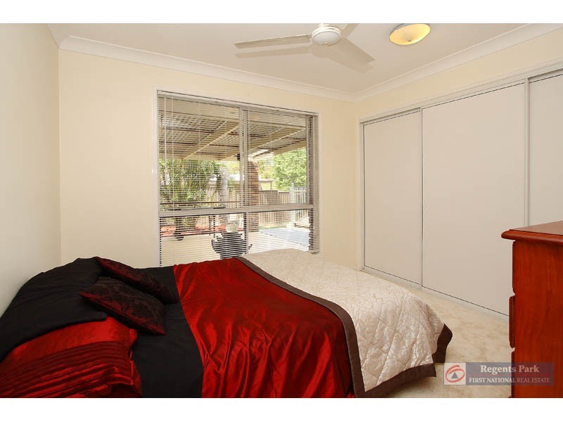 104 Parkroyal Cr, Regents Park QLD 4118