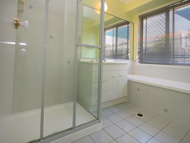 17 Bottlebrush Drive, Regents Park QLD 4118
