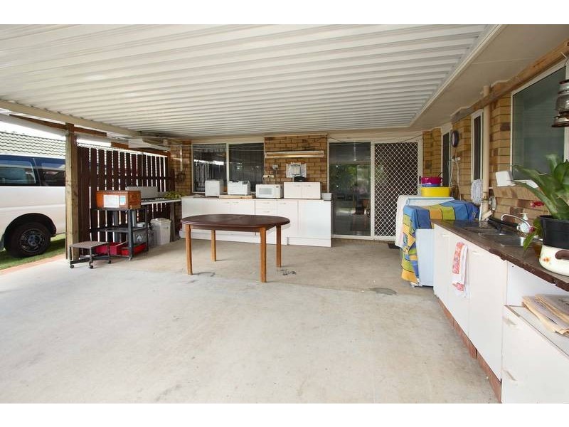 4 Regal Drive, Regents Park QLD 4118