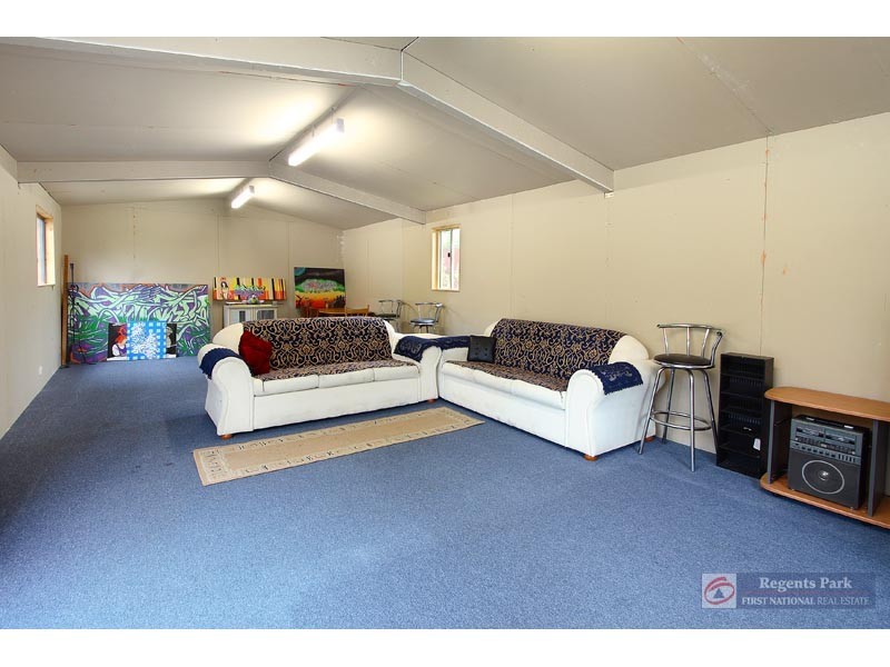 6 Regency Drive, Regents Park QLD 4118