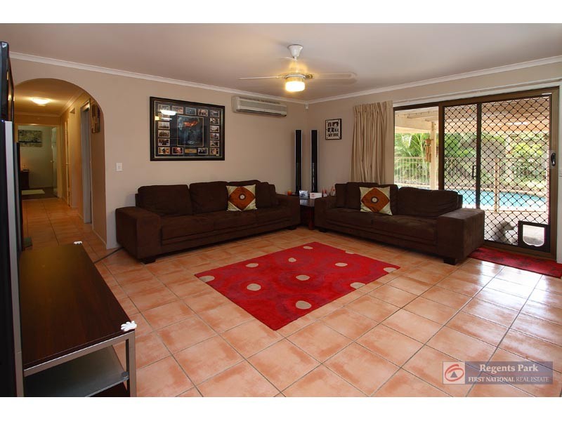 31 Colisa Cr, Regents Park QLD 4118