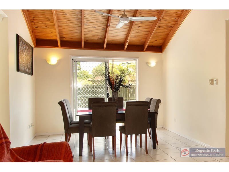104 Parkroyal Cr, Regents Park QLD 4118