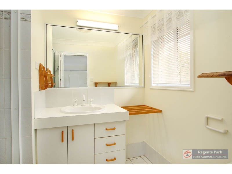 104 Parkroyal Cr, Regents Park QLD 4118