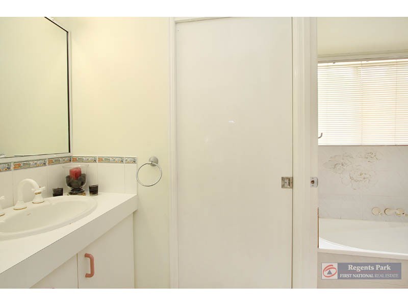 104 Parkroyal Cr, Regents Park QLD 4118