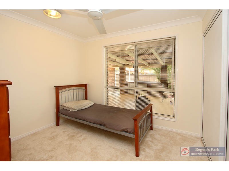 104 Parkroyal Cr, Regents Park QLD 4118