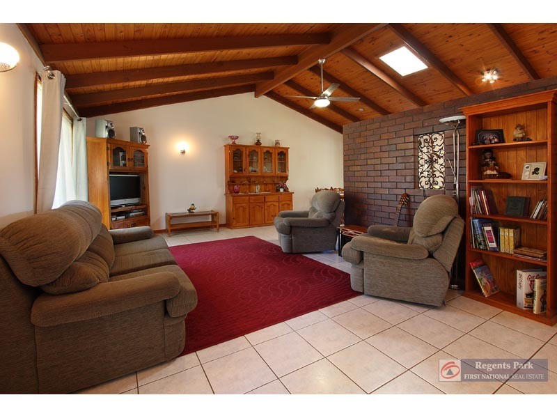 7 Topham Ct, Hillcrest QLD 4118