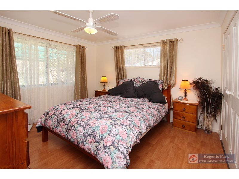 7 Topham Ct, Hillcrest QLD 4118