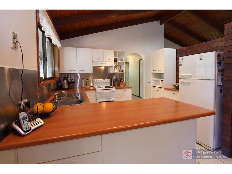 7 Topham Ct, Hillcrest QLD 4118