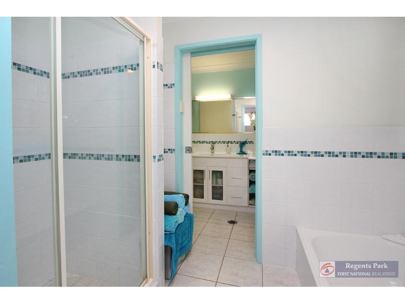 7 Topham Ct, Hillcrest QLD 4118