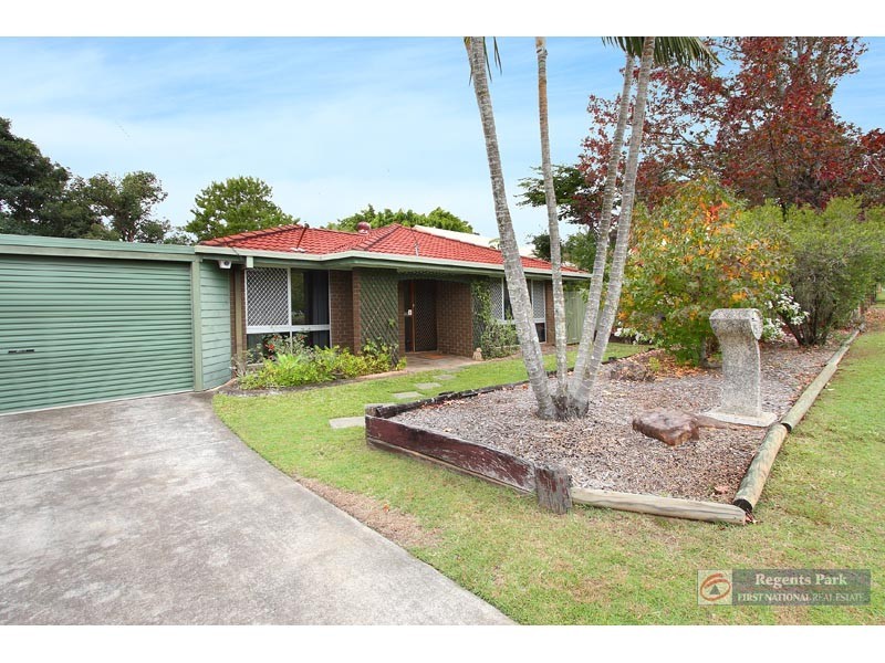 15 Pine Street, Hillcrest QLD 4118