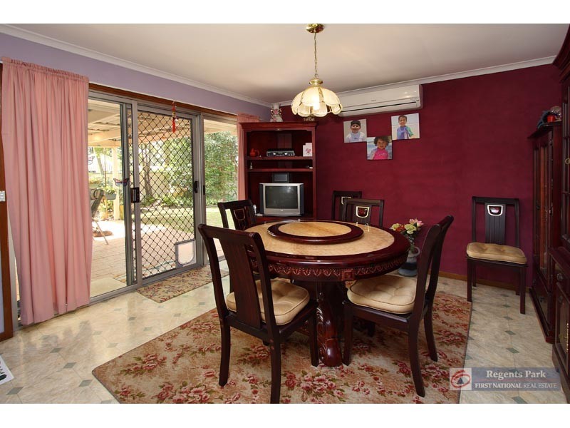 15 Pine Street, Hillcrest QLD 4118