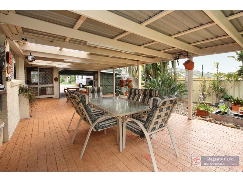 15 Pine Street, Hillcrest QLD 4118