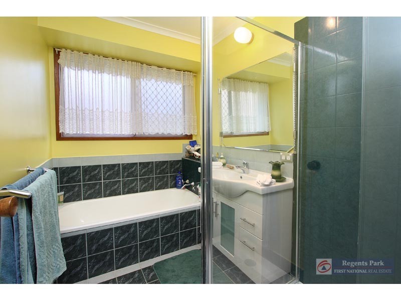 15 Pine Street, Hillcrest QLD 4118