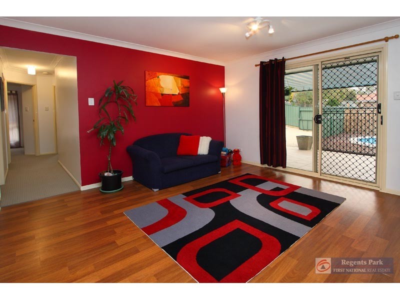 2 Jewel Ct, Regents Park QLD 4118