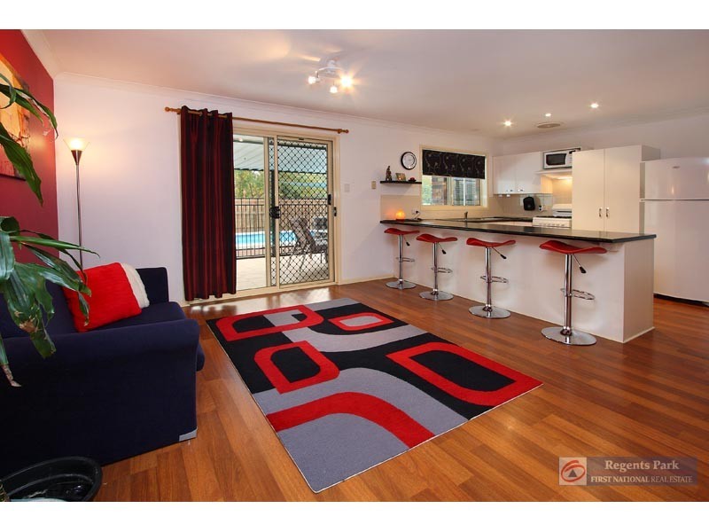 2 Jewel Ct, Regents Park QLD 4118