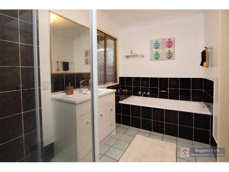 2 Jewel Ct, Regents Park QLD 4118