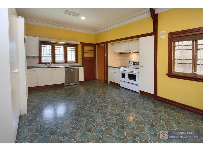 1024 Logan Road, Holland Park West QLD 4121