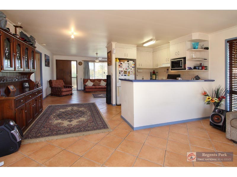 15 Beaufortia Ct, Regents Park QLD 4118